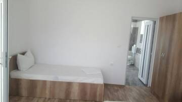 Фото номера Семейный номер с балконом Гостевой дом Pensiunea Casa Albă г. Беклян 2